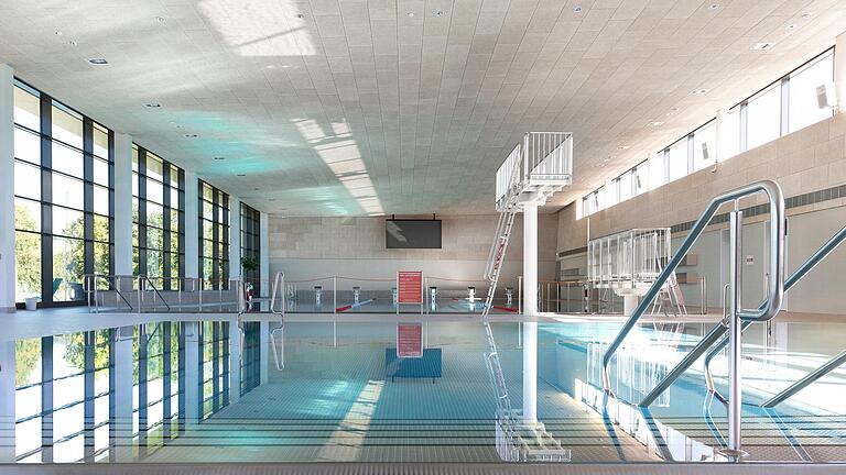 Das Nichtschwimmerbecken im Nautiland ist perfekt für Kinder, die schwimmen lernen wollen. Wer sich dann schon hoch hinaus traut, kann vom Ein- oder Drei-Meterturm springen. Das Nichtschwimmerbecken im Nautiland ist perfekt für Kinder, die schwimmen lernen wollen. Wer sich dann schon hoch hinaus traut, kann vom Ein- oder Drei-Meterturm springen. 