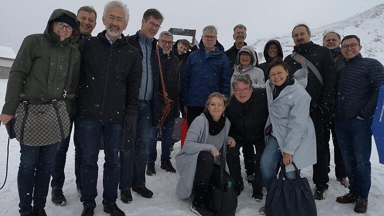 Exkursion nach Tirol: OB Christian Schuchardt (4. v. l.) und die Würzburger Delegation wurden nach der Fahrt mit einer Innsbrucker Seilbahn von Schneefall überrascht. Exkursion nach Tirol: OB Christian Schuchardt (4. v. l.) und die Würzburger Delegation wurden nach der Fahrt mit einer Innsbrucker Seilbahn von Schneefall überrascht. 