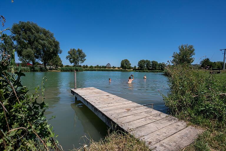 Erfrischung auch für Wanderer: der Landschaftssee in Seinsheim. Erfrischung auch für Wanderer: der Landschaftssee in Seinsheim.