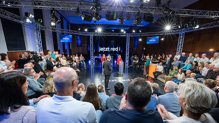 Die Krise der Automobilbranche war Thema der BR-Sendung 'jetzt red i' in der Schweinfurter Stadthalle. Bürgerinnen und Bürger diskutierten mit Kerstin Schreyer, wirtschaftspolitische Sprecherin der CSU im Landtag, und Christiane Benner, Erste Vorsitzende der IG Metall.&nbsp;&nbsp;