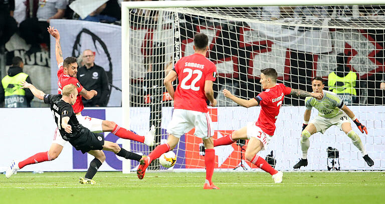 Das Tor zum Weiterkommen: Sebastian Rode (dunkles Trikot) trifft zum 2:0, die Portugiesen (von links) Jardel, Samaris, Grimaldo und Torwart Vlachodimos können es nicht verhindern. Das Tor zum Weiterkommen: Sebastian Rode (dunkles Trikot) trifft zum 2:0, die Portugiesen (von links) Jardel, Samaris, Grimaldo und Torwart Vlachodimos können es nicht verhindern.