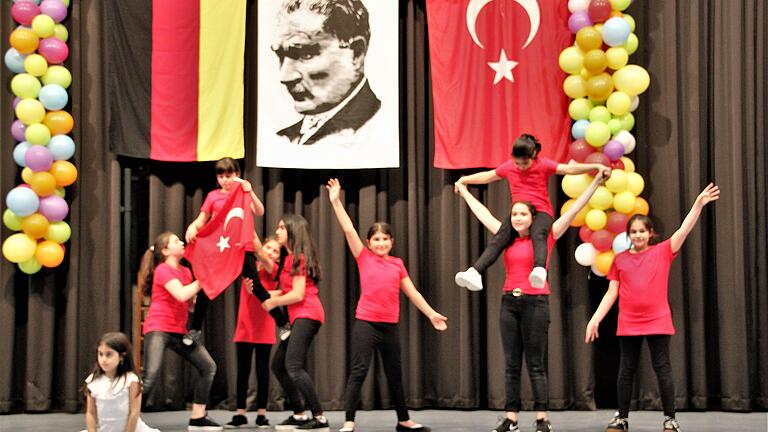 Auch getanzt wurde beim internationalen Kinderfest in der Stadthalle in Lauda.