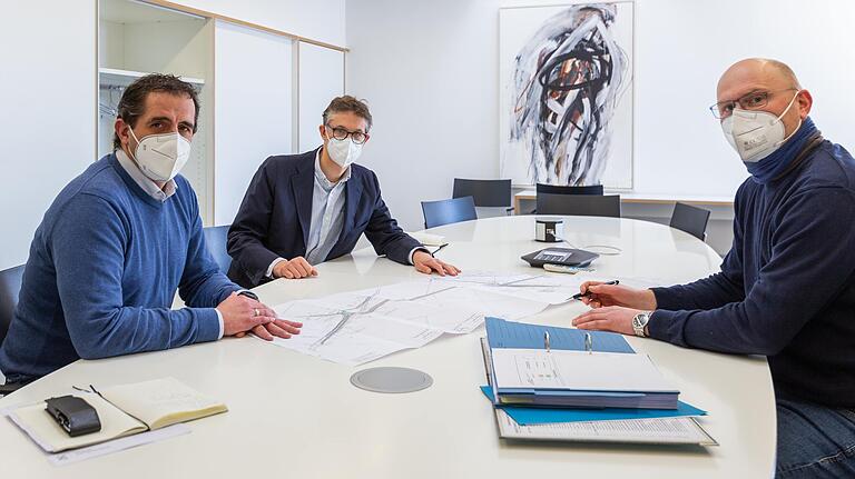 Die Abwägung mit dem Naturschutz spielt für den Bereich Straßenbau im Staatlichen Bauamt eine zunehmend wichtige Rolle. Im Bild (von links) Jan Voll (Abteilungsleiter Landkreis Würzburg), Bereichsleiter Andreas Hecke und der Leiter der Planungsabteilung, Falk Piller.&nbsp;