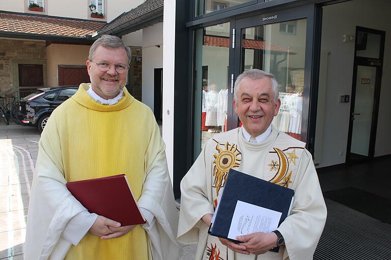 Generalvikar Jürgen Vorndran (links) aus Würzburg wurde vom neuen Kurator des Pastoralen Raums, Pfarrer Stefan Mai, in Gerolzhofen begrüßt.