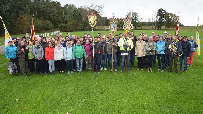 An der zweiten Dettelbachwallfahrt der Pfarreiengemeinschaft St. Franziskus am Steigerwald beteiligten sich trotz schlechten Wetters 62 Pilger. Das Bild entstand beim Treffpunkt auf dem Rimbacher Sportplatz.