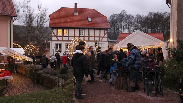 Der Kirchberg soll wieder romantische Kulisse für den „Willmarser Winterzauber“ bieten (Archivfoto).