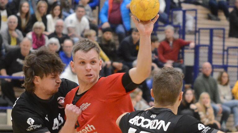 Lohrs Spielertrainer Maximilian Schmitt (am Ball, Archivbild) erzielte zum Rundenauftakt elf Tore, dennoch verlor sein Team in Bayreuth deutlich.