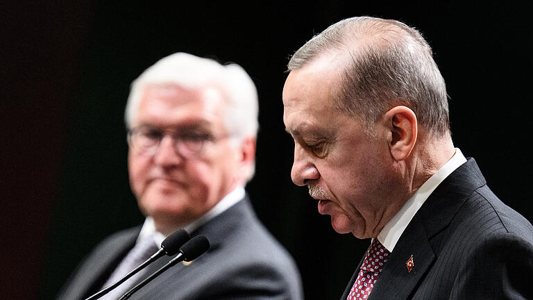 Bundespräsident Steinmeier in der Türkei.jpeg       -  Auf der Suche nach Gemeinsamkeiten: Bundespräsident Frank-Walter Steinmeier und sein türkischer Amtskollege Recep Tayyip Erdogan bei der Pressekonferenz am Mittwoch.