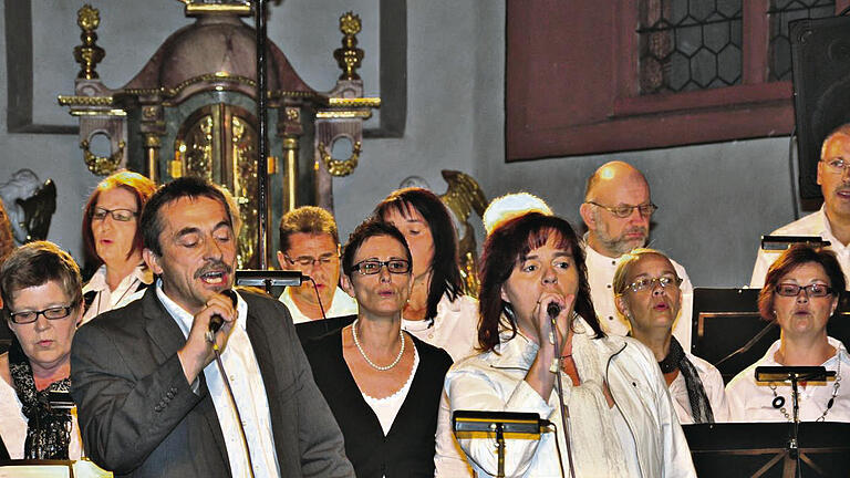Literarisches Kirchenkonzert: Der Kirchenchor „Die Jakobis“ beteiligte sich mit einem literarischen Kirchenkonzert an der Veranstaltungsreihe „Himmelstadt blüht auf“ und gab sein erstes Chorkonzert in Himmelstadt in der St. Jakobus-Kirche. Im Bild der Chor mit dem Chorleiter Rudi Schmitt und der Solistin Anja Höfling. Literarisches Kirchenkonzert: Der Kirchenchor „Die Jakobis“ beteiligte sich mit einem literarischen Kirchenkonzert an der Veranstaltungsreihe „Himmelstadt blüht auf“ und gab sein erstes Chorkonzert in Himmelstadt in der St. Jakobus-Kirche. Im Bild der Chor mit dem Chorleiter Rudi Schmitt und der Solistin Anja Höfling.