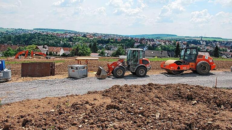 Erschließung des Neubaugebiets in Rimpar kommt gut voran       -  (ca)   Die Erschließung des Neubaugebiets &bdquo;Sonnenweg-Lohenweinberg&ldquo; im Rimparer Nordwesten kommt gut voran. Auf dem Hanggelände mit seiner außergewöhnlichen Fernsicht sollen etwa 55 Baugrundstücke für Ein- und Zweifamilienhäuser entstehen. Die Ausweisung des Baugebiets war nicht unumstritten: Noch 2009 war es im Marktgemeinderat abgelehnt worden. Bereits im Folgejahr wurde das Verfahren aber wieder aufgenommen. Die Erschließungskosten werden von einer Interessengemeinschaft getragen, an der die Grundstückseigentümer und die Gemeinde beteiligt sind. Um das Baugebiet an die viel befahrene Austraße anzuschließen, entsteht zudem an der Einmündung des Holzwegs vor dem Norma-Supermarkt ein großzügiger Kreisverkehr.