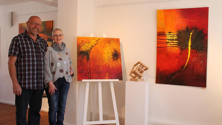 Die Eheleute Manfred und Christine Schnarr aus Ostheim präsentieren 'Kunst &amp; Handwerk' in der ehemaligen Kirchhofschule.