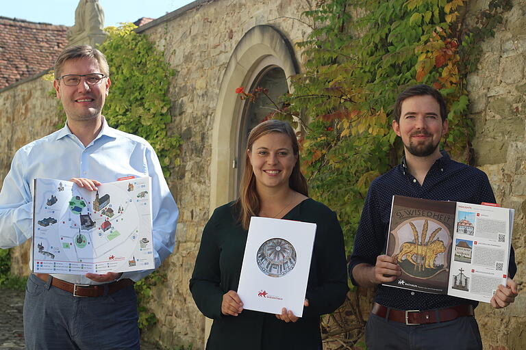 Ein neues Heft über Wiesentheid stellten dieser Tage Bürgermeister Klaus Köhler, Tourismus-Referentin Laura Kreßmann und Jonas Schug (von links) vom ausführenden Büro vor.