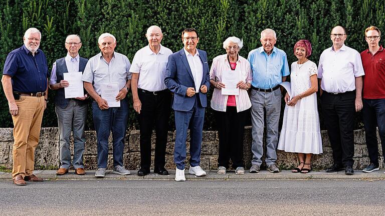 Die geehrten Mitglieder des CDU-Stadtverbands Weikersheim zusammen mit den Funktionären: (von links) Stadtverbandsvorsitzender Martin Heuwinkel (links), Erhard Nitsch, Bruno Brenner, Helmut Schwarz, Kreisvorsitzender Wolfgang Reinhart,&nbsp;Gudrun Schammann, Hermann Ehrmann,&nbsp;Anne Paul, CDU-Fraktionsvorsitzender Peter Rösch und Kreisgeschäftsführer Dominik Martin (rechts).