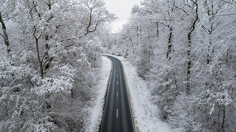 HMB Media/ Heiko Becker       -  28.11.2023, Rhön, Wintereinbruch in der Rhön Wintereinbruch, Schnee bedeckte Flächen und Bäume