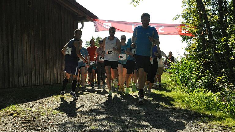 Start beim achten Geisberglauf der Frauen und Männer auf der 9,8 km und 6,8 km Strecke. Start beim achten Geisberglauf der Frauen und Männer auf der 9,8 km und 6,8 km Strecke.