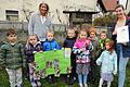Das Zuhause der Insekten auf dem Freigelände der Montessori-Kindertagesstätte haben die Forster 'ÖkoKids' frisch renoviert. Im Bild mit der Leiterin der Einrichtung Anja Hoffmann (links) und Lena Binder.
