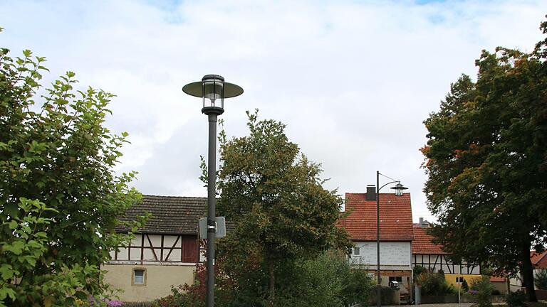 An der Weht in Großwenkheim stehen historische Lampen. Davon wird es bald noch mehr im Ort geben. Foto: Thomas Malz       -  An der Weht in Großwenkheim stehen historische Lampen. Davon wird es bald noch mehr im Ort geben. Foto: Thomas Malz