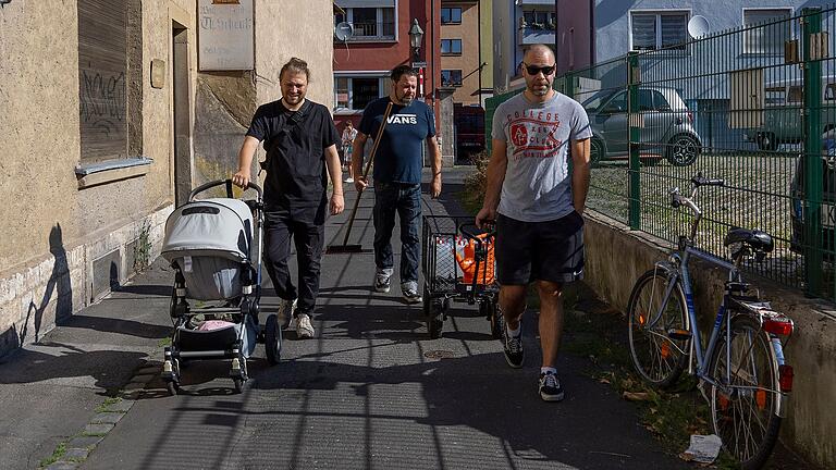 Das Team auf seinem Säuberungsstreifzug rund um die Sanderstraße (von links): Manuel Bettinger (IG Sanderstaße), Stefan Mußmächer (Betreiber Rock-A-Hula-Bar) und Johannes Denninger (Anwohner).