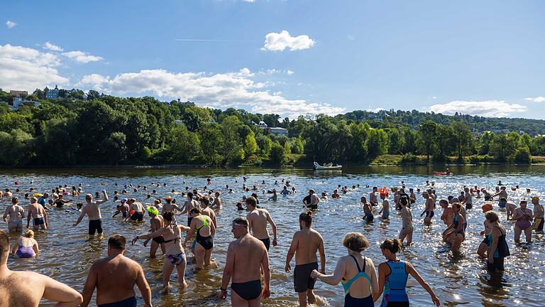 25. Elbeschwimmen in Dresden       -  In der Elbe schwimmen, heute ja – wie hier beim jährlichen 'Elbeschwimmen' in Dresden – aber wie war das in den Siebzigern?