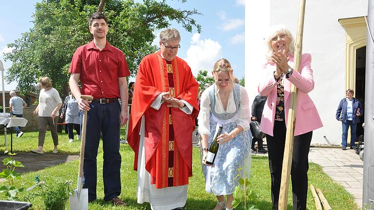 Beim Pfarrfest in Gernach, - dieses Mal stand der zweite Patron der Gernacher Kirche, St. Urban im Mittelpunkt. Daher wurden im Kirchgarten drei Weinstöcke gepflanzt, denn Urban ist der Schutzpatron der Winzer. Im Bild Kirchenpfleger Michael Werner, Pfarrer Thomas Amrehn, die Lindacher Weinprinzessin Julia Krapf, und die Sprecherin des Ortsteams Gernach, Karin Johe-Nickel nach dem Pflanzen der drei Weinstöcke im Kirchengarten. Klar, dass die Weinstöcke mit Frankenwein begossen werden. Beim Pfarrfest in Gernach, - dieses Mal stand der zweite Patron der Gernacher Kirche, St. Urban im Mittelpunkt. Daher wurden im Kirchgarten drei Weinstöcke gepflanzt, denn Urban ist der Schutzpatron der Winzer. Im Bild Kirchenpfleger Michael Werner, Pfarrer Thomas Amrehn, die Lindacher Weinprinzessin Julia Krapf, und die Sprecherin des Ortsteams Gernach, Karin Johe-Nickel nach dem Pflanzen der drei Weinstöcke im Kirchengarten. Klar, dass die Weinstöcke mit Frankenwein begossen werden.