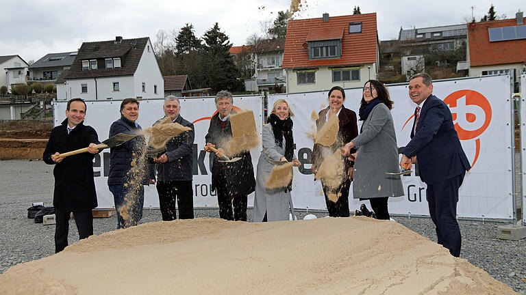 Mit dem ersten Spatenstich begannen jetzt offiziell die Bauarbeiten an der Arnsteiner 'Neuen Mitte'. Bis Sommer 2020 soll die Eröffnung sein.