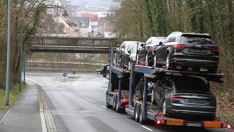 Immer wieder fahren Lkw den Steigweg hinauf und hinunter. Oft sind es Autotransporter, die den Anliegern die Ruhe rauben.