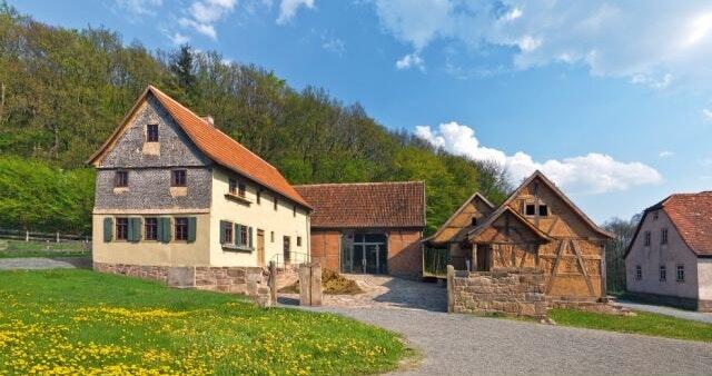 Heiraten im romantischen Fachwerkhaus - das ist im Fränkischen Freilandmuseum in Fladungen möglich. Heiraten im romantischen Fachwerkhaus - das ist im Fränkischen Freilandmuseum in Fladungen möglich.