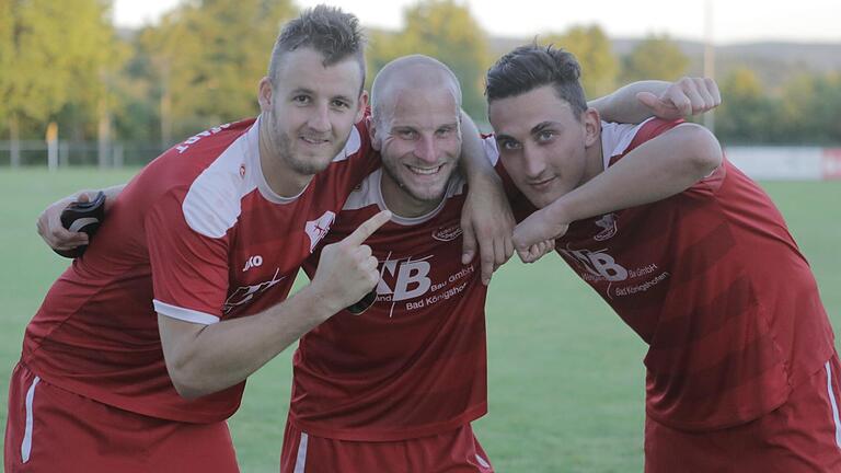 Christoph Rützel (von links), Manuel Hümmer und Christian Köttler bejubeln den 3:2-Sieg des TSV Aubstadt beim TSV Großbardorf.