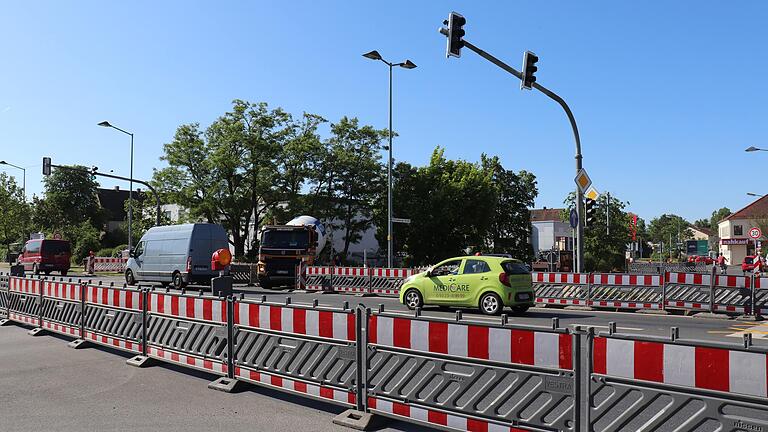Die Ampelanlagen der B8 in der Kitzinger Siedlung werden gerade ausgetauscht und auf den neuesten technischen Stand gebracht. Die Ampelanlagen der B8 in der Kitzinger Siedlung werden gerade ausgetauscht und auf den neuesten technischen Stand gebracht.