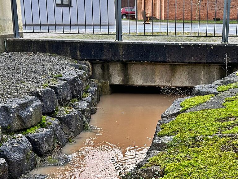 Der ökologische Ausbau des Dorfgrabens in Großbardorf zeigt auch in diesem Jahr steigende Wasserstände, die fast bis zur Brücke reichen.