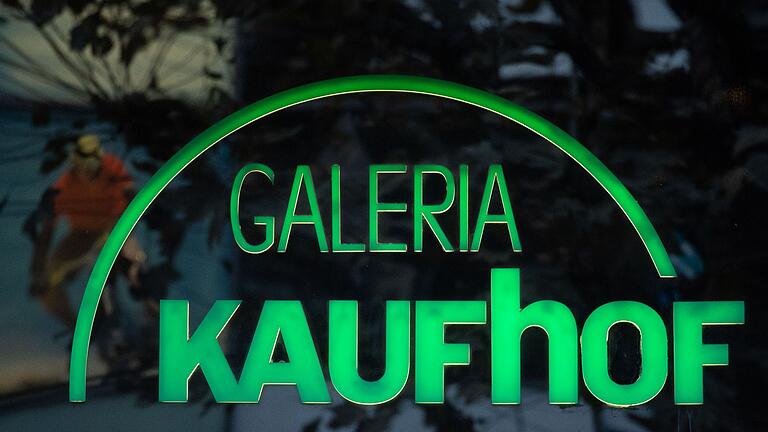 Galeria Kaufhof.jpeg       -  Das Logo der Warenhauskette Galeria Kaufhof ist an einer Filiale zu sehen.