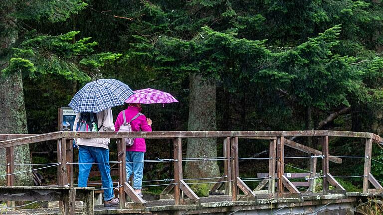 Wetter in Bayern       -  Bis mindestens Montag rechnet der Deutsche Wetterdienst mit Regen in Teilen Bayerns (Archivbild).