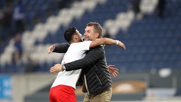 Soriano schießt die Kickers in Liga zwei       -  Freude im Doppelpack II: Kickers-Trainer Bernd Hollerbach (rechts) umarmt den 1:1-Torschützen Elia Soriano.