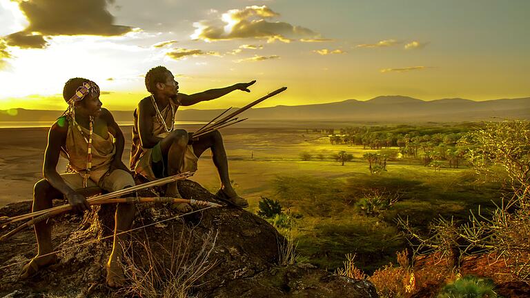 Die Fotografinnen Carol Beckwith und Angela Fisher haben Tradition und Kultur Afrikas eingefangen. Ihre Bilder sind Schwerpunkt des neuen 'Afrika Online Museums' und der Fotoausstellung 'Königreiche in Afrika' in der Würzburger Universität (ab 30. April 2021).&nbsp;