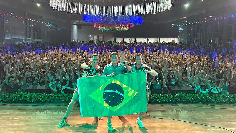 Das geht in Brasilien, aber derzeit nicht in Deutschland: Das Publikum fährt mit dem Traktor zum Dorfrocker-Konzert, darf dann aber mit den Thomann-Brüdern (im Bild) in der Halle feiern.