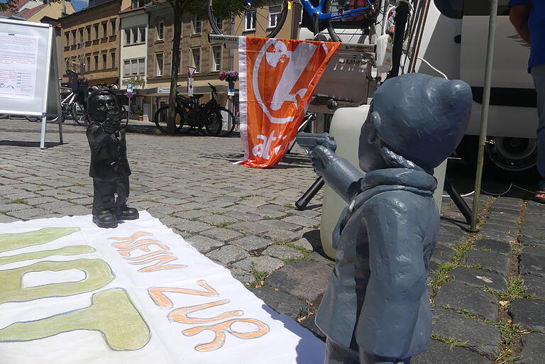 Parallel zur Friedendemo in Berlin demonstrierten auch in Schweinfurt Pazifisten auf dem Marktplatz gegen Aufrüstung und Ukrainekrieg. Parallel zur Friedendemo in Berlin demonstrierten auch in Schweinfurt Pazifisten auf dem Marktplatz gegen Aufrüstung und Ukrainekrieg.