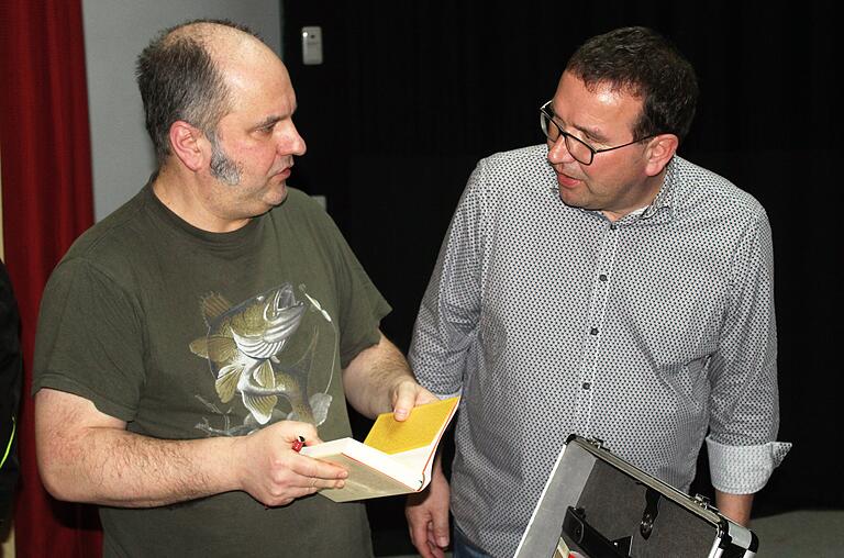 Kabarettist und Schauspieler Matthias Egersdörfer (links) mit Werner Herkert vom Veranstalter-Team.