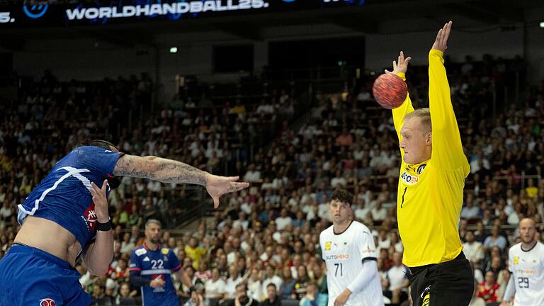 Deutschland - Frankreich       -  Torhüter David Späth hielt das DHB-Team mit starken Paraden im Spiel.