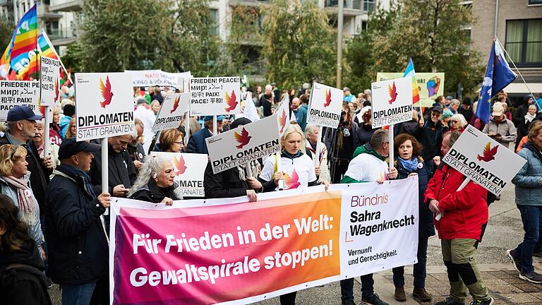 „Nie wieder Krieg“-Demonstration Berlin - Transparente und Plakate: Bei der Großdemonstration in Berlin forderten viele Teilnehmer, auf Diplomatie und Verhandlungen zu setzen. „Nie wieder Krieg“-Demonstration Berlin - Transparente und Plakate: Bei der Großdemonstration in Berlin forderten viele Teilnehmer, auf Diplomatie und Verhandlungen zu setzen.
