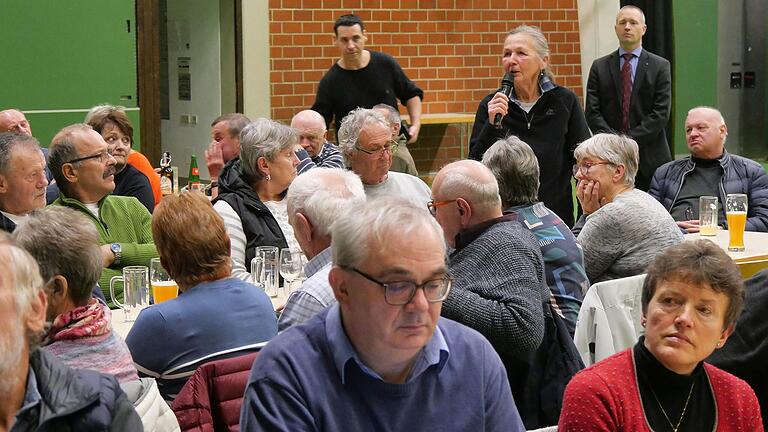 Bei der Bürgerversammlung der Gemeinde Unterpleichfeld konnten Bürgerinnen und Bürger ihre Fragen und Sorgen zur Gemeindepolitik stellen.