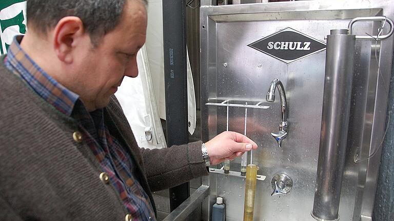 Der Vorgang nennt sich Spindelprobe: Ulrich Martin misst mit Hilfe des Saccharometers den Grad der Stammwürze. Der Vorgang nennt sich Spindelprobe: Ulrich Martin misst mit Hilfe des Saccharometers den Grad der Stammwürze.