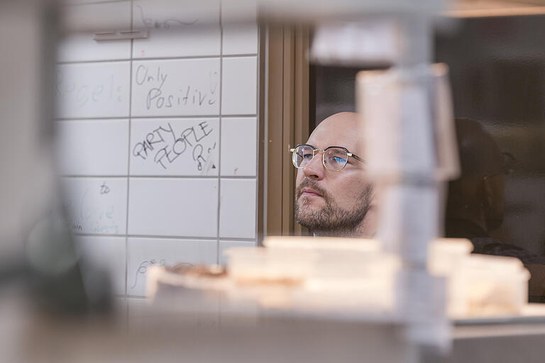 Kritischer Blick des Perfektionisten: 1993 begann Benedikt Faust seine Ausbildung zum Koch im Weinhaus Anker in Marktheidenfeld. Im Rebstock-Restaurant in Würzburg ist er Chef seit fünf Jahren. Markenzeichen des „KUNO 1408“: nur regionale Produkte. Und eine minimalistische Karte, die oft nur die Zutaten der Gerichte nennt.