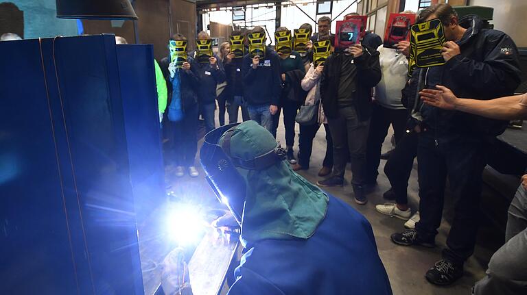 Klassisches Handwerk: Auszubildende demonstrieren verschiedene Schweißverfahren.