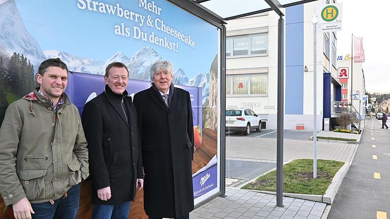 An der neuen Bushaltestelle in der Marktbreiter Straße (v.l.): Bautechniker Manuel Wagner vom städtischen Bauamt, Bürgermeister Peter Juks und Unternehmer Helmut Knaus.