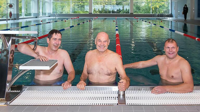 Zogen blank: Oberbürgermeister Christian Schuchardt, Alt-Landrat Eberhard Nuß und Landrat Thomas Eberth (von links) haben Anzug und Krawatte ausgezogen, um das neue Schulschwimmbad selbst auszuprobieren. Zogen blank: Oberbürgermeister Christian Schuchardt, Alt-Landrat Eberhard Nuß und Landrat Thomas Eberth (von links) haben Anzug und Krawatte ausgezogen, um das neue Schulschwimmbad selbst auszuprobieren. 
