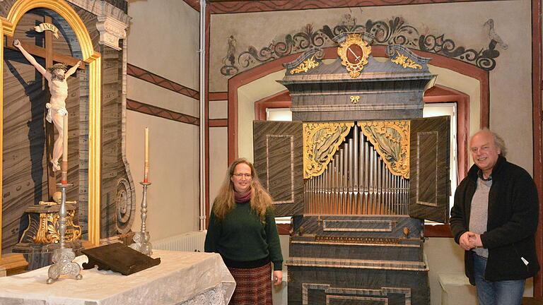 Sabine Göbel (kommissarische Museumsleiterin) und Christoph Schindler (Vorsitzender Orgelbaumuseum Schloss Hanstein e.V.) freuen sich schon darauf, wenn das Museum wieder von Gästen besucht werden darf. Auf dem Foto sind sie vor einem neuen Highlight in der Sammlung zu sehen. Die Orgel, der Altar und die Kanzel der Kapelle aus Schloss Neunhof bei Nürnberg werden in den nächsten Jahren die umfangreiche Sammlung erweitern.