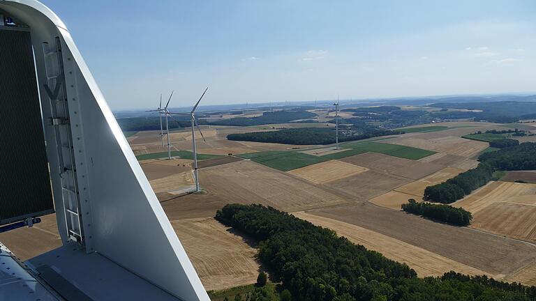 Die Höhenzüge um das Werntal sind bestens geeignet für Windkraftanlagen. Hier der Blick von einem Windrad bei Binsfeld.