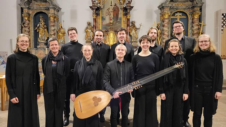 Das Ensemble 'Le chant trouvé', frei übersetzt 'Der gefundene Gesang': In der Mitte Silas Bischoff mit Theorbe.