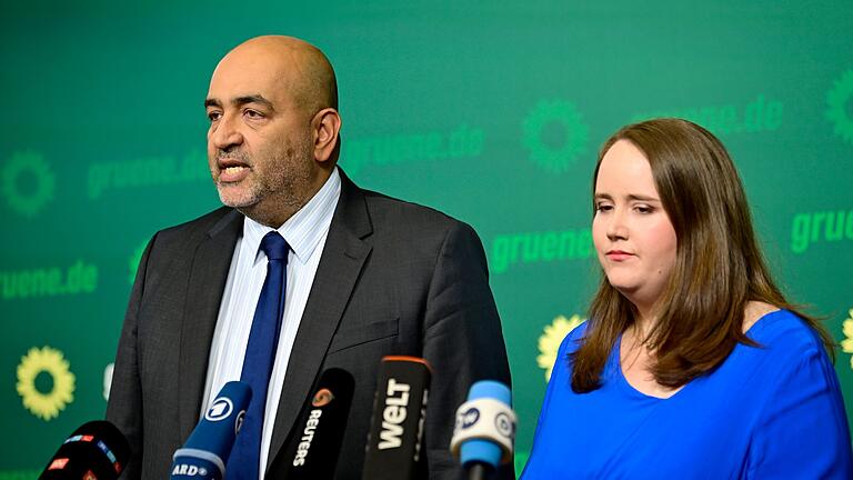 Statement der Grünen-Parteivorsitzenden       -  Rücktrittsankündigung bei der Grünen-Spitze: die Grünen-Parteivorsitzenden Omid Nouripour Ricarda Lang äußern sich dazu bei einer Pressekonferenz in Berlin.