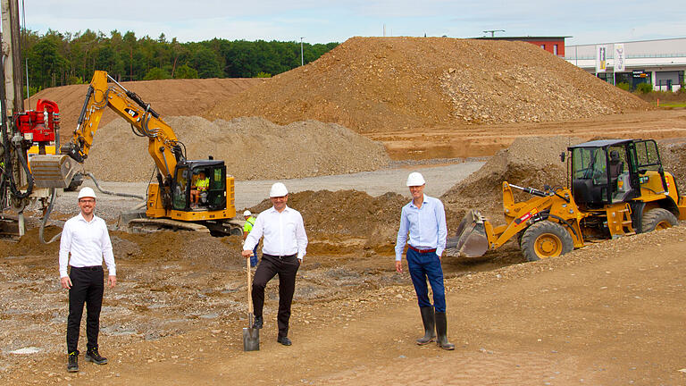 Waren beim Spatenstich für das neue Logistikgebäude der Wegmann automotive GmbH in Veitshöchheim dabei (von links): Michael Ühlein (Head of Logistics), Markus Vogler (Managing Director) und Dietmar Wagenschein (Head of Engineering).